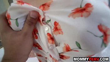 Инцест зрелой матери с пышногрудой приёмной дочкой с применением страпона
