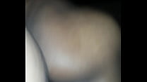 Девушка в беленьком юбочке пытается испытать оргазм и вставляет кулак в вульву на полу